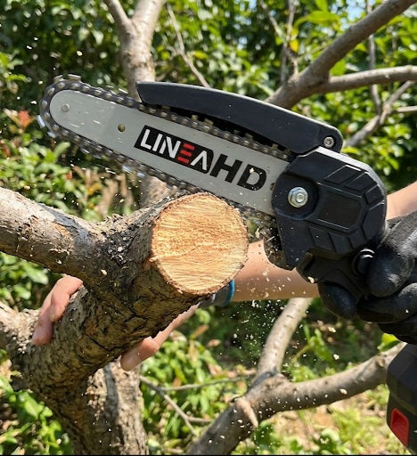 LINEA HD - Mini motosierra eléctrica de mano 6 pulgadas (15 cm), 2 baterías de 21V, 1500mAh, bloqueo de seguridad, cargador, kit de herramientas y maletín de transporte.